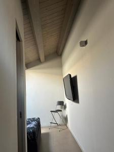 um quarto com uma cama e uma televisão na parede em Luxury Guest House La Depandance em Benevento