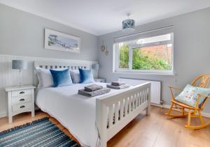 ein Schlafzimmer mit einem weißen Bett und einem Fenster in der Unterkunft Sky View in Reydon