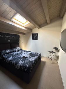 um quarto com uma cama e uma televisão de ecrã plano em Luxury Guest House La Depandance em Benevento