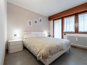 Habitación blanca con cama y ventana en Apartment Condominio Giulia by Interhome, en Alba di Canazei