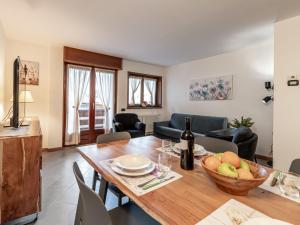 una sala de estar con una mesa con un bol de fruta en Apartment Condominio Giulia by Interhome, en Alba di Canazei