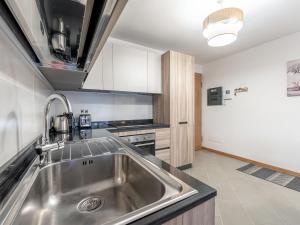 cocina con fregadero de acero inoxidable y fogones en Apartment Condominio Giulia by Interhome, en Alba di Canazei
