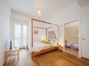 una camera con letto a baldacchino e un bagno di Apartment Appartamento Amedeo by Interhome a Viareggio