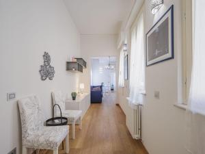 un corridoio con sedie e una televisione in una stanza di Apartment Appartamento Amedeo by Interhome a Viareggio