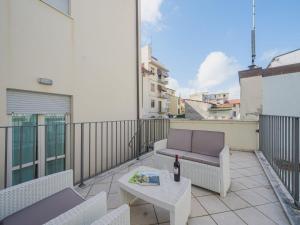un patio con due sedie e un tavolo su un balcone di Apartment Appartamento Amedeo by Interhome a Viareggio