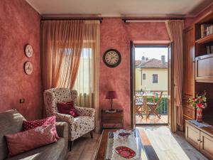 un soggiorno con sedia e una grande finestra di Apartment Il Castello by Interhome a Casciago