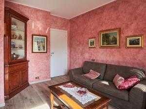 sala de estar con sofá y mesa en Apartment Il Castello by Interhome, en Casciago
