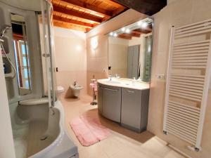 Ванная комната в Holiday Home La Cascina by Interhome
