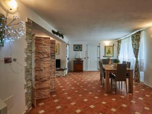 ein Esszimmer mit einem Tisch und Stühlen sowie ein Zimmer in der Unterkunft Apartment Mottarone by Interhome in Laveno-Mombello
