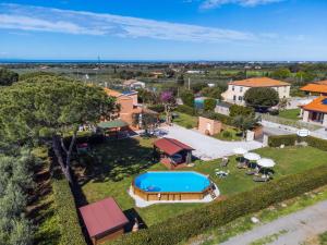 una vista aérea de una villa con piscina en Holiday Home La Casina by Interhome, en Bibbona
