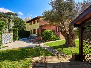 una casa con un árbol en el patio en Villa Villa Naviglio Grande by Interhome, en Corsico