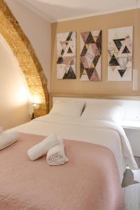 - une chambre avec un lit et une serviette dans l'établissement Mitos mini suites, à La Canée