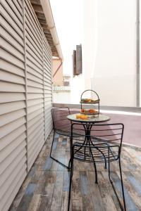 un patio con mesa y 2 sillas en Mitos mini suites en La Canea