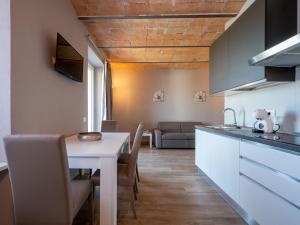 Kitchen o kitchenette sa Apartment Il sogno di Elisa-3 by Interhome