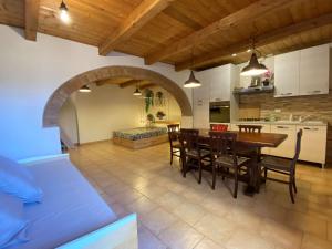cocina y comedor con mesa y sillas en Apartment Angolino di Borgo by Interhome, en Montescudaio