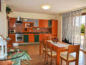 cocina con mesa de madera y comedor en Apartment Piccolo Paradiso by Interhome, en Formia
