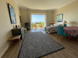 uma grande sala de estar com uma cama e uma mesa em NEWLY RENOVATED! Harbour View on Balcony Terrace em Cannes