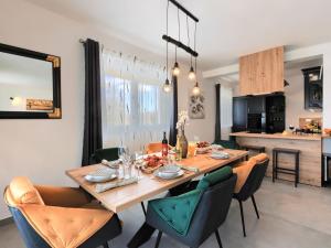 ein Esszimmer mit einem Holztisch und Stühlen in der Unterkunft Villa Drago by Interhome in Vodnjan