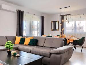 ein Wohnzimmer mit Sofa und Tisch in der Unterkunft Villa Drago by Interhome in Vodnjan + 39 Fotos