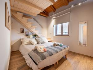 una camera con un grande letto in una stanza con scale di Holiday Home Da Marita by Interhome a Verzuolo