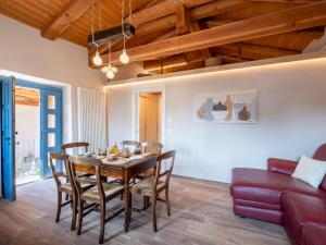 una sala da pranzo con tavolo, sedie e divano di Holiday Home Da Marita by Interhome a Verzuolo