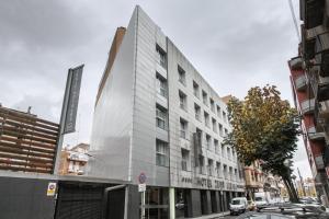 ein Gebäude mit Glasfassade an einer Stadtstraße in der Unterkunft Zenit Lleida in Lleida