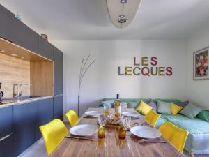 Restaurace v ubytování Apartment Provence Parc-8 by Interhome