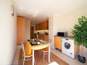 eine Küche mit einem Tisch und einer Waschmaschine in der Unterkunft Apartment Sunflower by Interhome in Albufeira