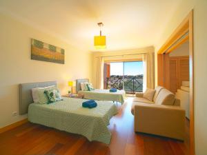 ein Wohnzimmer mit 2 Sofas und einem Sofa in der Unterkunft Apartment Sunflower by Interhome in Albufeira