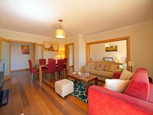 ein Wohnzimmer mit einem roten Sofa und einem Esszimmer in der Unterkunft Apartment Sunflower by Interhome in Albufeira