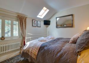 Schlafzimmer mit einem Bett und einem Wandspiegel in der Unterkunft South Lodge in Corton