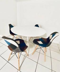 un tavolo bianco con due sedie e un tavolo bianco di Coral Gables / Coconut Grove area FREE parking a Miami