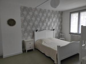 Postel nebo postele na pokoji v ubytování Tulipe, appartement 6 personnes, entre Sancy et Volcans d'Auvergne
