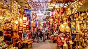马拉喀什Riad Chennaoui的一群人穿过市场的商店