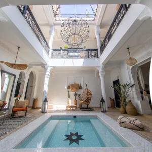 uma piscina num quarto grande com tecto em RIAD DAR C em Marrakech