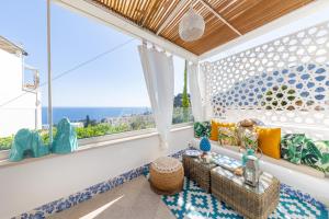 Habitación con ventana grande con vistas al océano. en Suite Belvedere Capri Exclusive Rooms en Capri