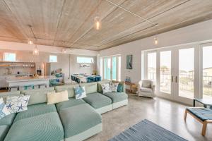 sala de estar con sofá y cocina en Stunning Port Aransas Beach House with Pool!, en Port Aransas