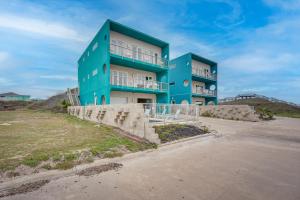 un edificio azul con escalones delante en Stunning Port Aransas Beach House with Pool!, en Port Aransas