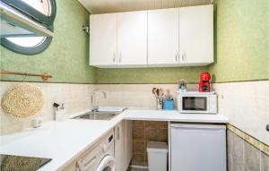 cocina con fregadero y microondas en Gorgeous Apartment In Torremolinos With Kitchen, en Torremolinos