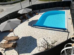 an overhead view of a swimming pool with umbrellas and chairs at Villa Feodora in Biograd na Moru