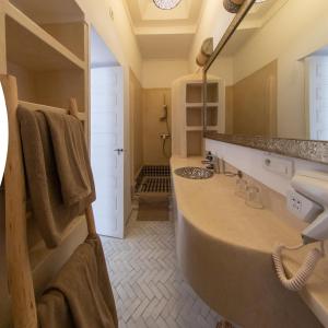 uma casa de banho com uma banheira grande e um lavatório em RIAD DAR C em Marrakech