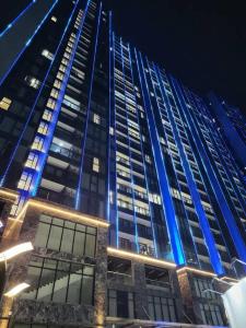 un edificio alto con luces azules. en Smart Apartment-District 7, en Ho Chi Minh