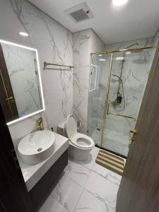 y baño con ducha, aseo y lavamanos. en Smart Apartment-District 7, en Ho Chi Minh