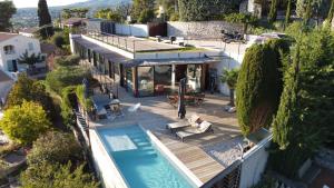 an aerial view of a house with a swimming pool at Chambre Cigale jacuzzi privé in Allauch