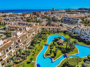 an aerial view of a resort with a swimming pool at La Isla Casa Barnaby in Platja de l'Arenal