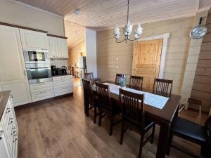 Kuchyň nebo kuchyňský kout v ubytování Villa Aleksandra, LaatuLomat