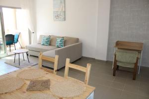 salon z kanapą i stołem w obiekcie 2 Bedroom Apartment Palma Verde w mieście Cuevas del Almanzora