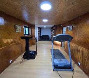 a room with a treadmill in the middle of a room at Casa de Pinheiral in Baião