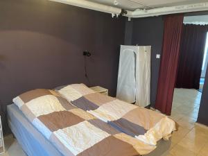 1 dormitorio con 1 cama en una habitación en Central Copenhagen Apartment, en Copenhague