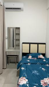 1 dormitorio con 1 cama con edredón azul en Sandakan Homestay 3BedRoom 2Bath Joyful Cottage 喜悦小屋 For 5 guests, en Sandakan